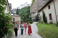 38.Zwiedzanie Salzburga w towarzystwie przewodniczki ubranej w austriacki strój ludowy