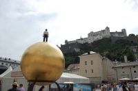 41.Jeden z niewielu modernistycznych elementów Salzburga-W.A.Mozart spogldający na swoje miasto